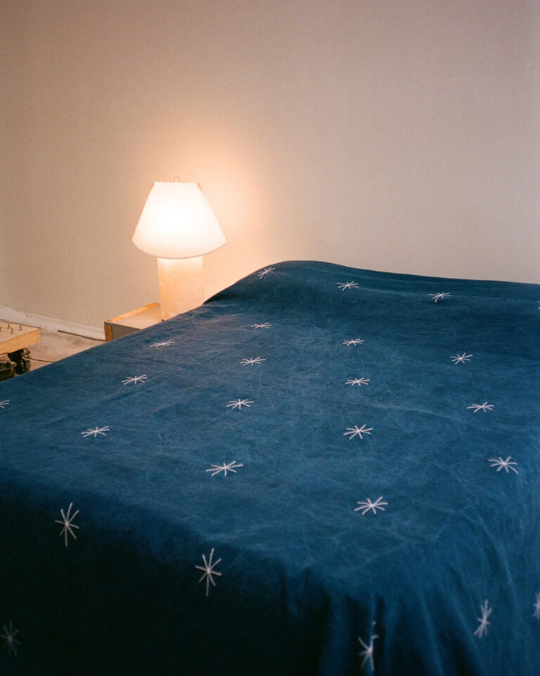 Les étoiles d’Œuvres sensibles sur fond bleu indigo